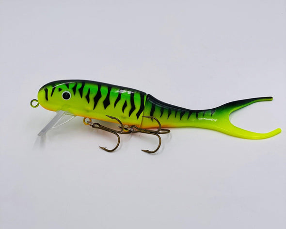 Firetiger The Shallow Invader is a hybrid crank bait from Musky Innovations. The front half is hard plastic and the back half is a soft plastic replaceable tail. This construction gives the Shallow Invader a very unique swimming action unlike any other crank bait on the market. Baits sizes can be cast or trolled. 