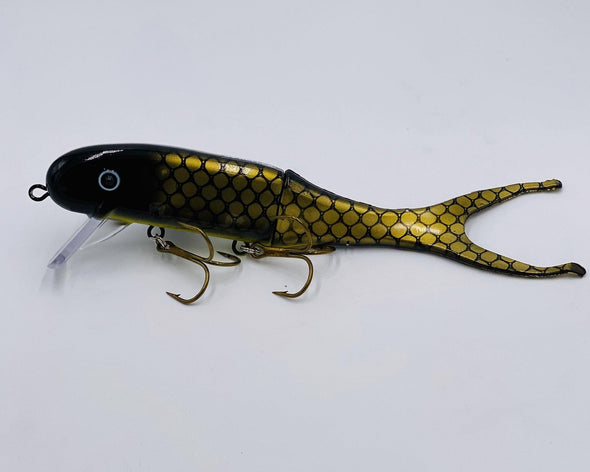 Golden sucker The Shallow Invader is a hybrid crank bait from Musky Innovations. The front half is hard plastic and the back half is a soft plastic replaceable tail. This construction gives the Shallow Invader a very unique swimming action unlike any other crank bait on the market. Baits sizes can be cast or trolled. 